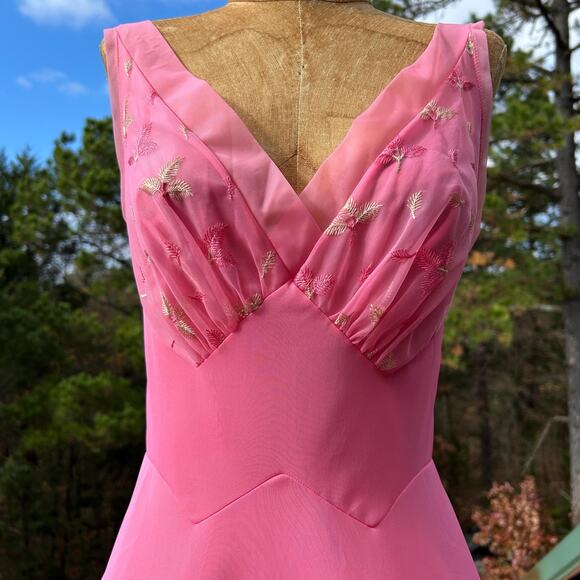 Vintage 50s Vanity Fair Day Glo Pink Nylon Chiffon Embroidered Peignoir Set XS S - Picture 5 of 12
